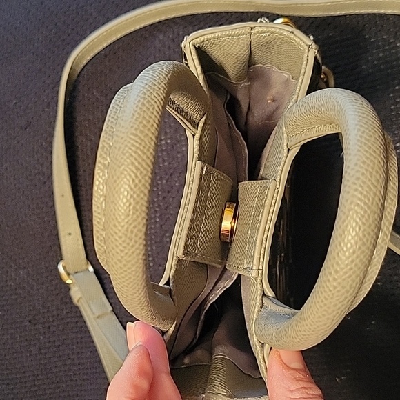 Bebe small crossbody/satchel w/snap closure, grey w/gold Bebe bettering - Picture 3 of 6